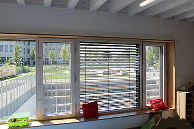 b17_fenster-mit-sonnenscutz