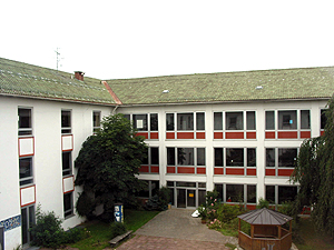 hauptgebaeude-innenhof-bestand